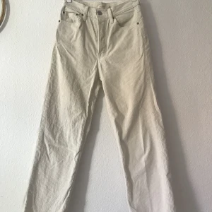 Levis ribcage straight  - Vita Levis ribcage manchester  Strl 27/27 Fläck på höger ben (se bild)  Lånad bild från Levis på samma modell men annan färg för passform.  Skriv för fler bilder 🌸