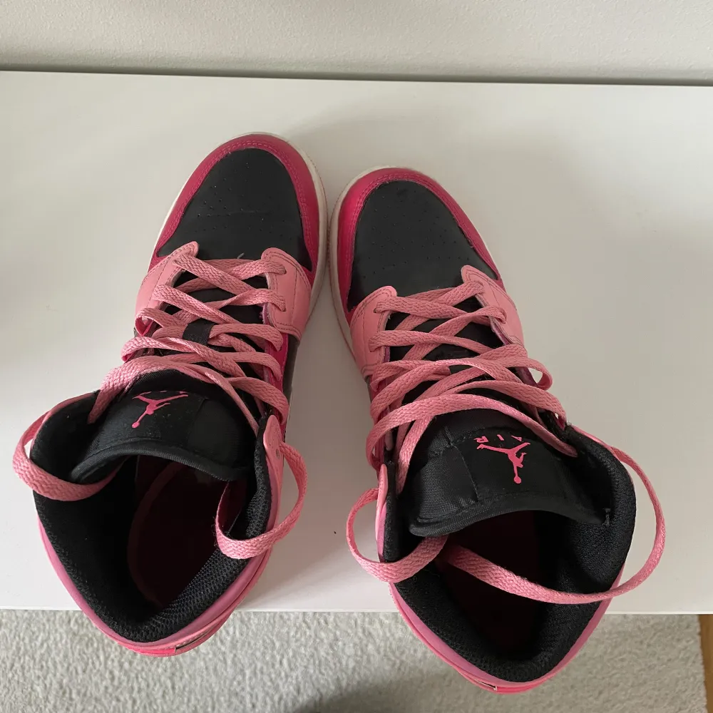 Säljer mina super coola rosa Air Jordans 1 Mid köpta hos Pardon my kicks i Göteborg. Använda men i fint skick💕. Skor.