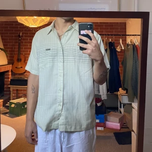Kortärmad skjorta  - Asfet kortärmad skjorta som är köpt på humana second hand. Säljer för att jag tyvärr inte får någon användning av den men den är så gott som ny! 