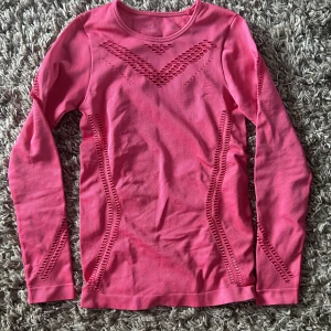 Långärmad träningströja  - Rosa långärmad träningströja med hål. Aldrig använd. 