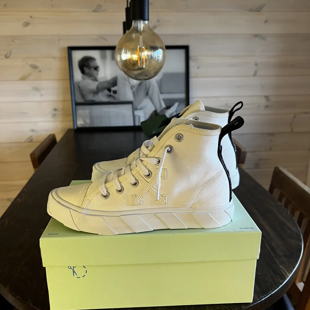 Sneakers från Off-White  Helt nya med originallåda  Storlek 40 Pris 2400kr  Köparen står för frakt  Skicka ett meddelande om du har några frågor!. Skor.