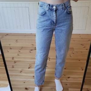 Ljusa mom jeans från mango. Midjan är 75 cm, innerbenslängden är 69 och ytterbenslängden är 86 cm