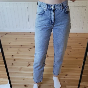 Ljusa jeans - Ljusa mom jeans från mango. Midjan är 75 cm, innerbenslängden är 69 och ytterbenslängden är 86 cm