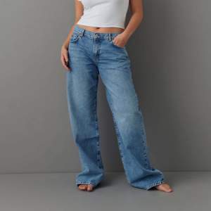 Low waist jeans från Gina tricot. Är själv 175 cm och de går hela vägen ner, men går att klippa av och göra kortare om man vill det.