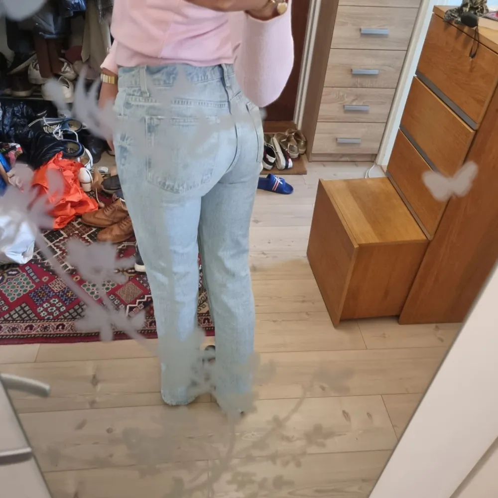 Säljer dessa Zara jeans i storlek 36 p.g.a jag har 2 par, och därav har den ena aldrig kommit till användning. Jeansen har slits där nere och är low rise! ❤️‍🔥Skriv för fler bilder (tror ej jag har några bilder med jeansen på!). Jeans & Byxor.