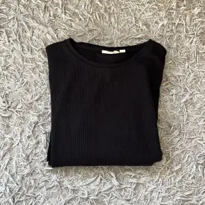 En svart basic långärmad tröja i ett jättefint skick 