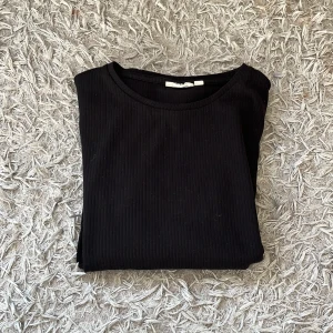 Svart tröja - En svart basic långärmad tröja i ett jättefint skick 