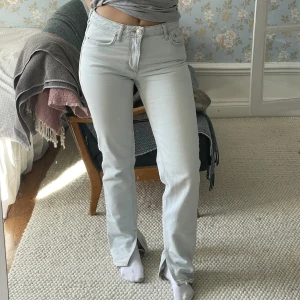 Zara jeans - Ljusblåa jeans från zara med slits