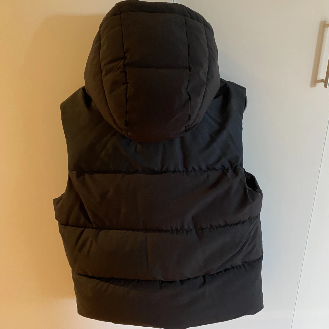 Svart dunväst med luva - 90