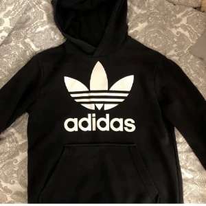 Adidas-hoodie - Adidas-hoodie i fint skick💞
