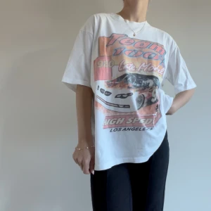T-shirt med tryck - LÄS BIO!!! Cool oversized t-shirt från Adika. Köpt för ca 3 år sen, använd men bra skick, tänk fint vintageskick. Storlekslappen är borta men passar xs-s, kanske m oxå, beroende på passform. Tveka inte att höra av dig vid frågor eller för fler bilder! <3