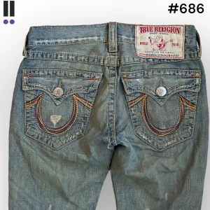 #686 true religion flared -  True Religion jeans i model Rainbow Joey 💜 Tag 29W 💜Midja (rakt över) 41cm 💜 Innerben 78cm 💜 Ytterben 104cm 💜 Benöppning 24cm 💜 Nedgångna, fläckar. 💜Våra mått blir W=32 och L=30 💜 Men jämför alltid måtten med dina bästa jeans