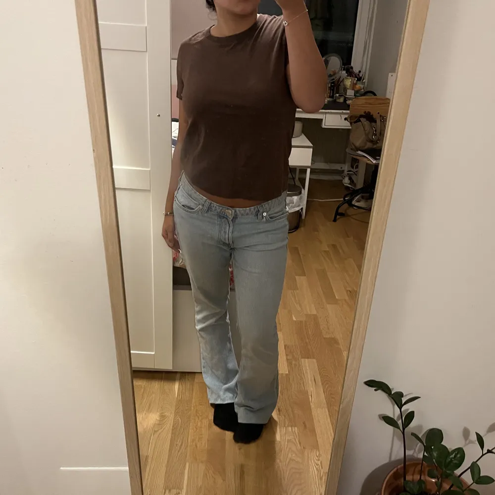 Brun tisha från pullandbear, inga defekter endast använd fåtal gånger . T-paidat.