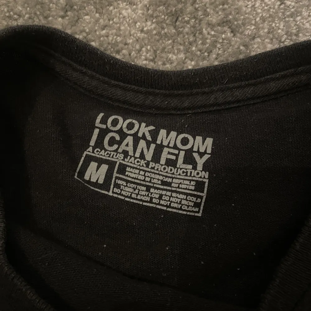 Tröjan köptes från travis scott’s hemsida 2019 i samband med dokumentären ”Look mom i can fly” släpptes på Netflix. Några år på nacken men fortfarande i fint skick. Size M. T-shirts.