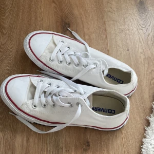Vita converse - Vita näst intill helt oanvända converse i storlek 39