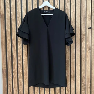 Zara klänning st.XS - Säljer en jättefin klänning från Zara i storlek XS då den tyvärr är för liten. Den är aldrig använd. 