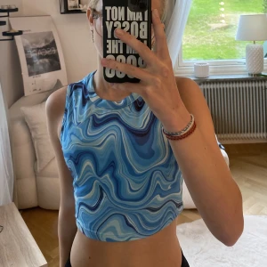 Kort blå topp - Säljer denna topp då jag inte längre använder den. Den är tyvärr från shein. Den är storlek  XS men passar också S.😊
