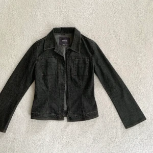 Gråblå jeansjacka - Jeansjacka med dragkedja framtill och utsvängda ärmar, från märket Mexx! Lite figursydd 🖤