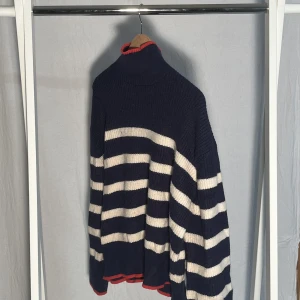 Stickad tröja - As snygg stickad tröja frpn zara. Sparsamt använd. Perfekt till hösten. Sitter lite oversized S