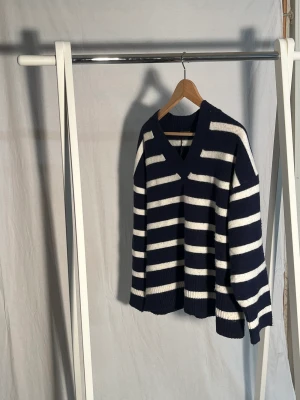 Randig stickad tröja - Timeless randig tröja i det skönaste materialet. Sitter as snyggt på! Säljer pga har för många liknade. 