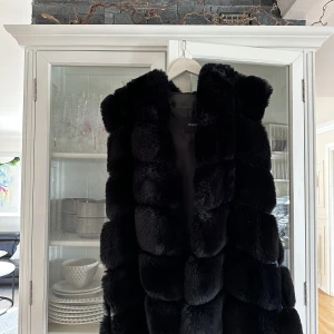 Jätte fin pälsväst med luva - Denna pälsvästen köpte jag förra året och har änvänt runt 2 gånger. Den är i otroligt bra kvalitet! Den är väldigt mysig och ha på sig med luvan som är stort och mjuk! Köpt för 1299kr.