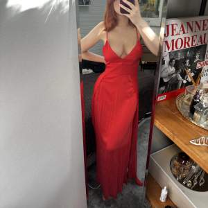 Röd långklänning/balklänning från Vila, storlek 36. Obs har sytt fast sidorna på klänningen för att dem inte skulle öppnas när man går. 
