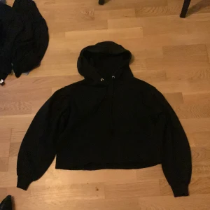 Fin Hoodie med puff ärmar - Puff ärmad hoodie