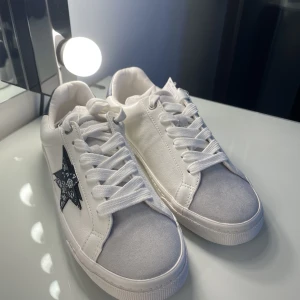 Skor - Säljer dessa superfina skor från next då dom va lite för stora för mig och inte gick att skicka tillbaka💗 aldrig använda