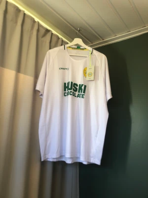 Hammarby matchtröja - Hej! Säljer nu hammarbys hemma tröja 2022 i storlek xxl och passar för dig som är 190. Därav priset. Den är helt oandvänt och etiketten sitter på. Kan mötas upp i sthlm och frakta. Vid några funderingar tveka inte att fråga😃 