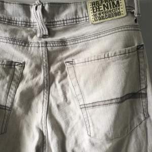 Gråa raka vintage jeans från Tommy hilfiger i storlek M. 