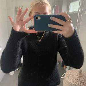 Svart stickad tröja  - Stickad tröja från märket reserved! Så skön och snygg🔥