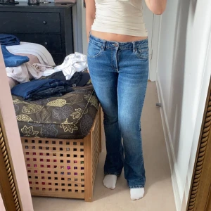 Lågmidjade jeans - Lågmidjade jeans ifrån PULL&BEAR med snygga fickor
