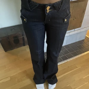 Jeans - Säljer vidare dessa as coola och unika jeans med såå fina guld detaljer 🩷