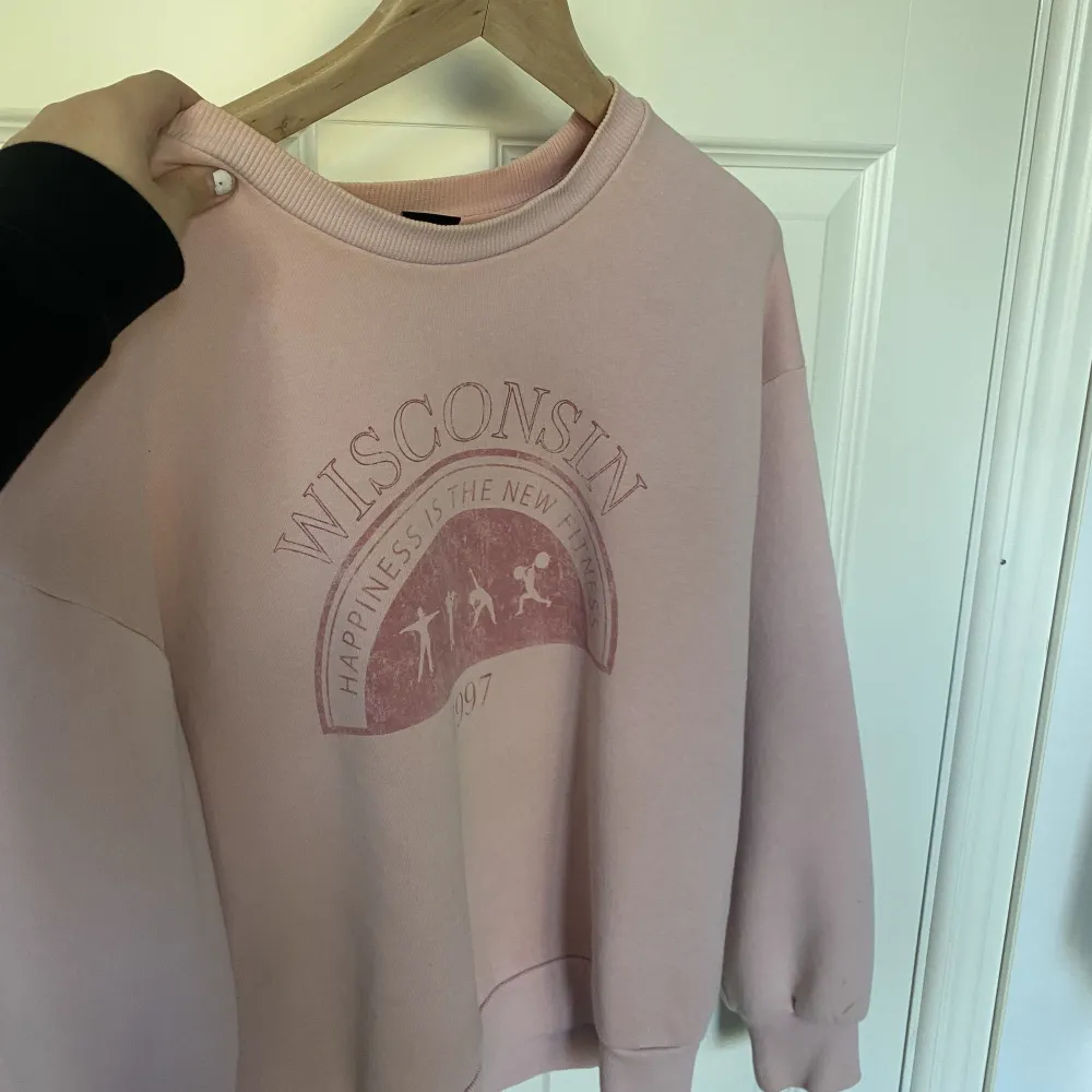 Jättefin sweatshirt som tyvärr inte kommer till användning längre. Köpt på Gina Tricot 🥰 Använd gärna köp nu! . Tröjor & Koftor.