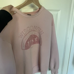 Tröja/sweatshirt  - Jättefin sweatshirt som tyvärr inte kommer till användning längre. Köpt på Gina Tricot 🥰 Använd gärna köp nu! 
