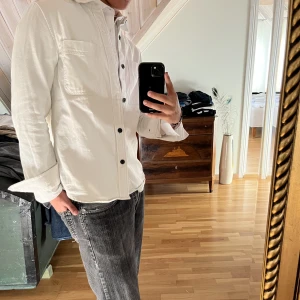 Overshirt - Beige/vit overshirt från H&M Pris:99 kr + frakt Storlek:M Skriv gärna om ni har frågor