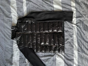 Moncler long sleeve väst - Säljer nu min moncler long sleeve väst då jag inte använder den längre, skicket är 8/10 enligt mig!