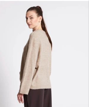 Stickad tröja - Beige stickad tröja ifrån lager157 i storlek S. Endast använd 1 gång.