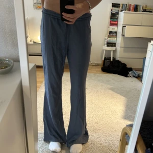 Loungewear byxor zara - Så fina blå byxor från zara som är långa i benen! 