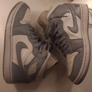 Jordans 1 retro high og - Köpta från sc hype, köpte de förra året. De är välanvända och lite slita men rätt så fina ändå, de är trasiga inuti och kite creasade men annars i gott skick. Köpta för 2700kr