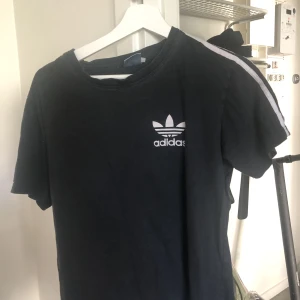 Adidas t shirt  - Svart Liten i storlek