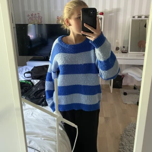 Tjocktröja  - Jätte fin tröja! Den ör i storlek L men passar mig som brukar har storlek S💓jag ör ca 160 cm lång 