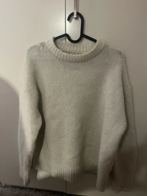 Vit stickad tröja - Sååå mysig tröja från zara, använd ett fåtal gånger. Nypris 449kr