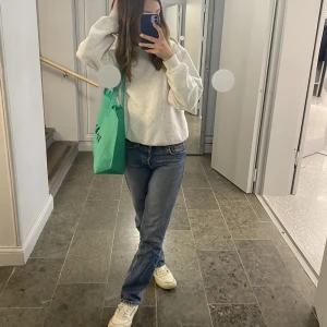 Zara jeans - Säljer dessa jätte snygga raka jeans från zara💞💞 De är midrise och har 80cm innerbenslängd!! Skriv för fler bilder