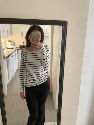 Randig Cubus Tröja - En randig tröja från Cubus i bomull som tyvärr inte faller mig i smaken nåmer🩷💕