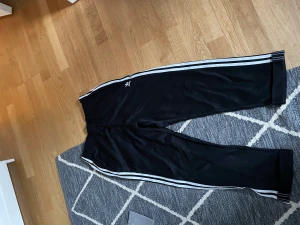 Baggy adidasbyxor  - Feta adidasbyxor men är tyvärr för små för mig inte använda jätte mycket för köpte en liten storlek från början, storlek uk 12 