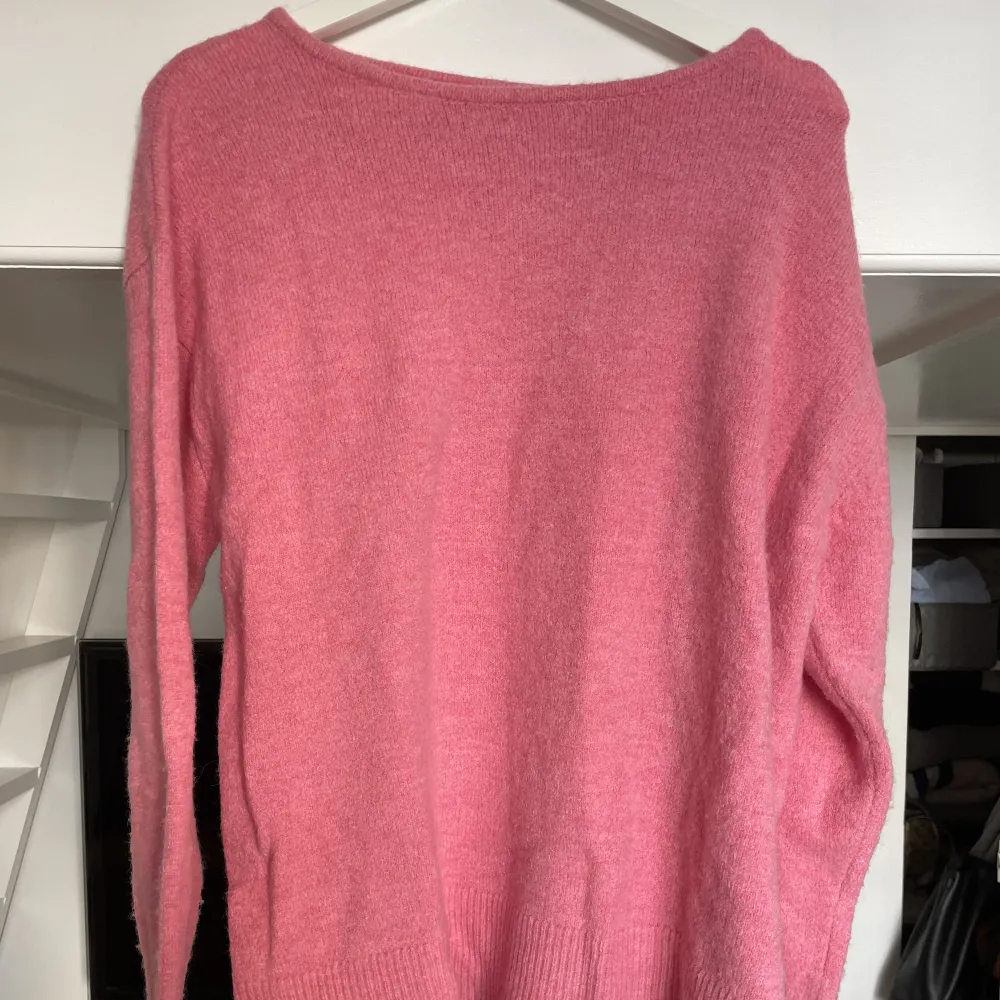 Oversizrd Stickad rosa tröja från indiska. Använd ett fåtal gånger, i storlek M. Väldigt bra skick. . Tröjor & Koftor.