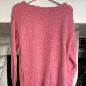 Oversizrd Stickad rosa tröja från indiska. Använd ett fåtal gånger, i storlek M. Väldigt bra skick. 