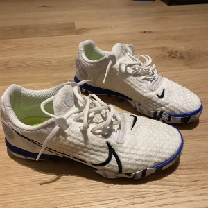 Inomhusskor  - Futsalskor  Fett skön men lite stor för mig