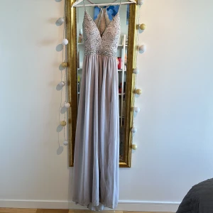 Balklänning silver 🩶 - Använd två gånger! Ett bröllop och en fest. Finaste någonsin. Köpt på Macy’s i usa. Emerald sundae är märket. Storlek s. Har en liten defekt, kan skicka bild vid förfrågan. Utöver det, 10/10 i skick. Försten till kvarn. 🩶 jag är 160 som referens